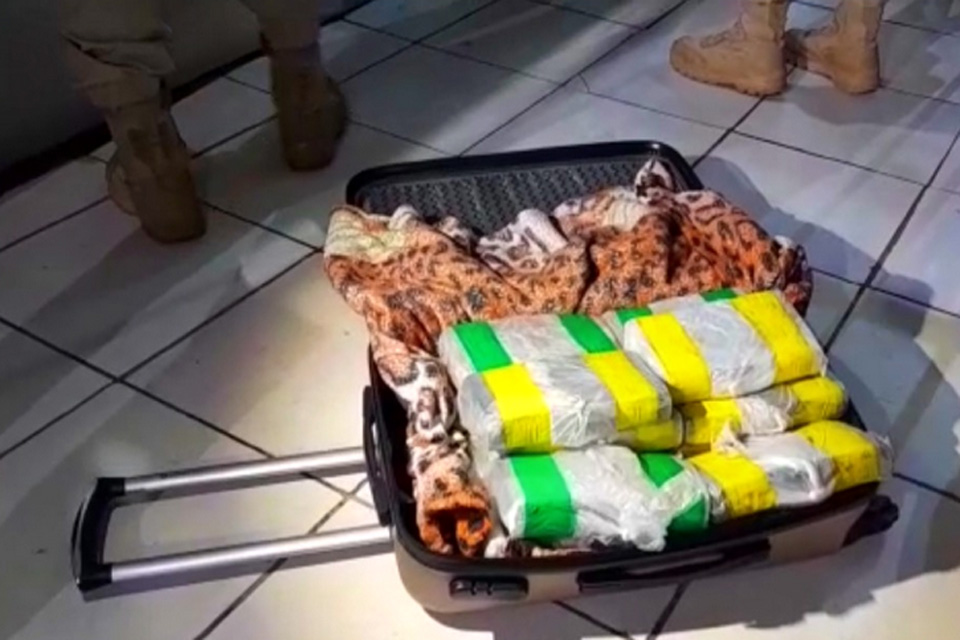 Homem é preso transportando 15 kg de cocaína em Táxi na BR-364