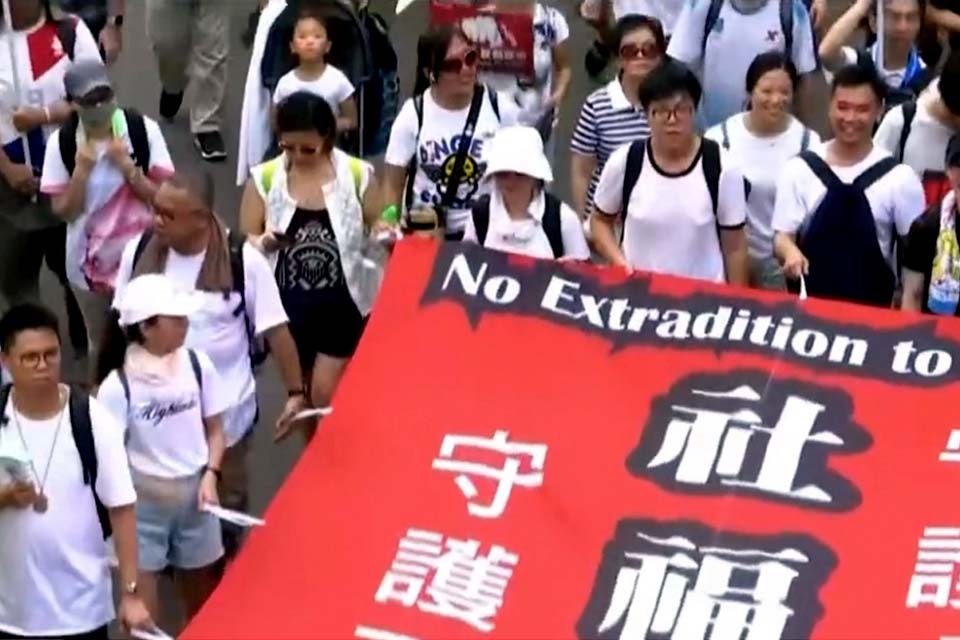 Milhares de pessoas protestam em Hong Kong contra projeto de lei