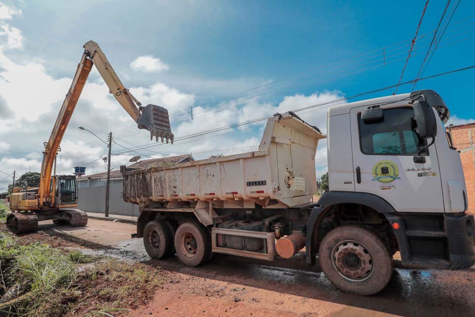 Serviços de limpeza são executados nos principais canais de Porto Velho