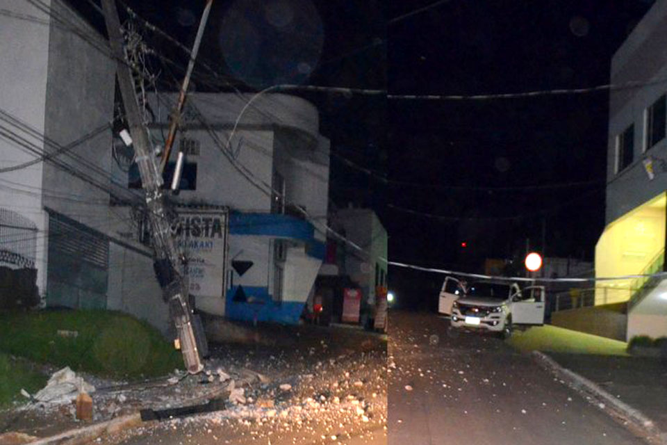 Caminhonete em alta velocidade perde o controle e destrói poste