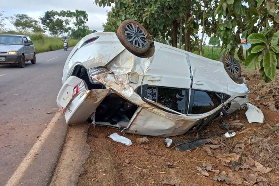 Para não bater em capivara motorista acaba colidindo em árvore na linha 623