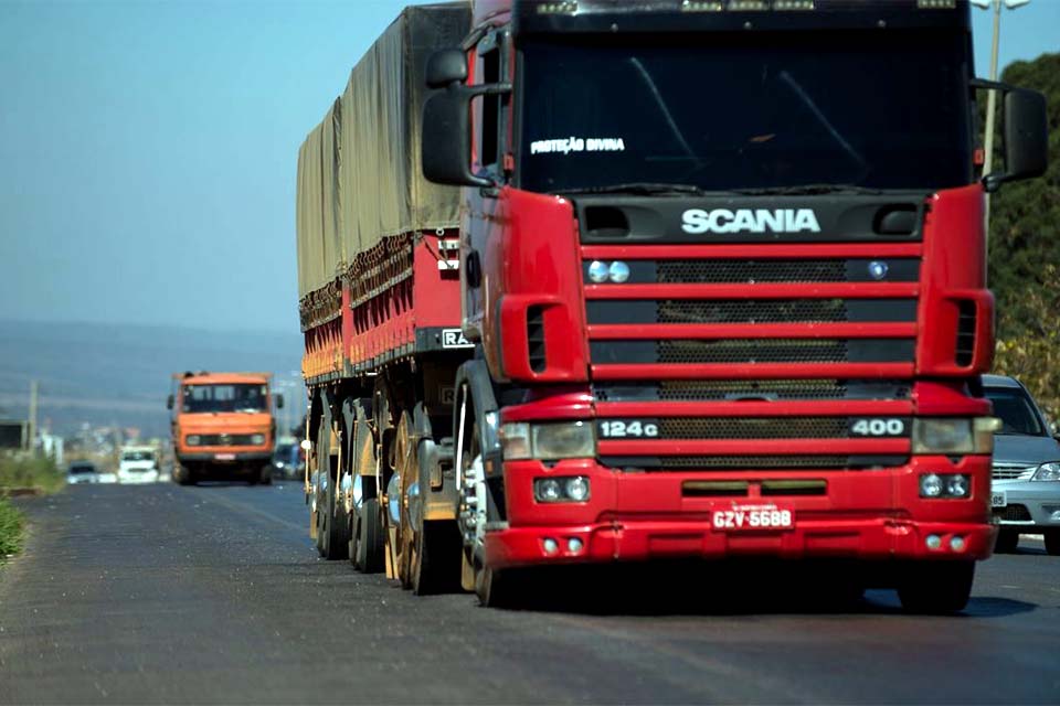 Motoristas de caminhões e ônibus sem exame toxicológico pagarão multa