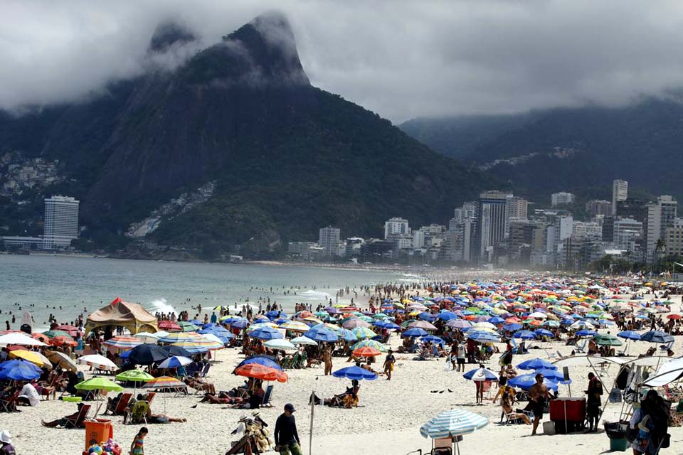 Defesa Civil vai às praias do Rio para pedir que banhistas se retirem