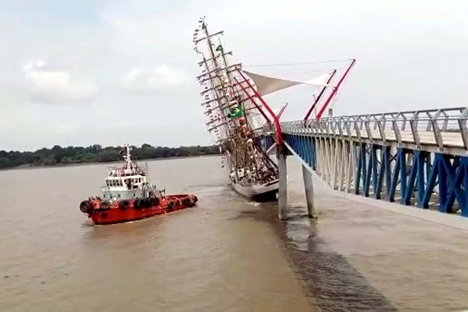 Navio-veleiro Cisne-Branco da Marinha se choca contra ponte no Equador