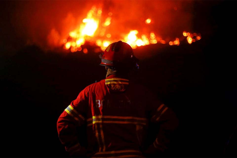 Incêndio florestal atinge Portugal e fere 32 pessoas