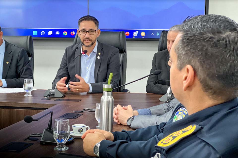 Deputado Anderson discute com comandante geral da PM e adjunto da Sesdec insegurança nos condomínios populares de Porto Velho