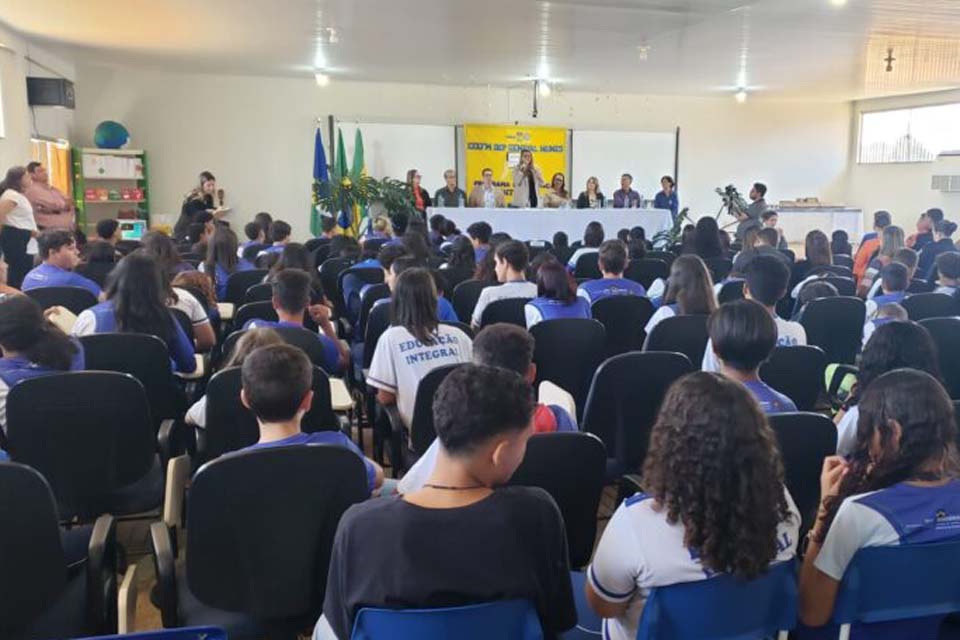 Escolas da Rede Pública Estadual recebem do Governo de RO tablets e chips de internet