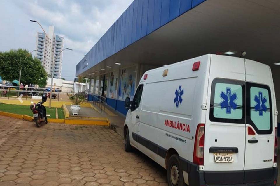 Motorista de aplicativo baleado chega em Hospital dirigindo o carro