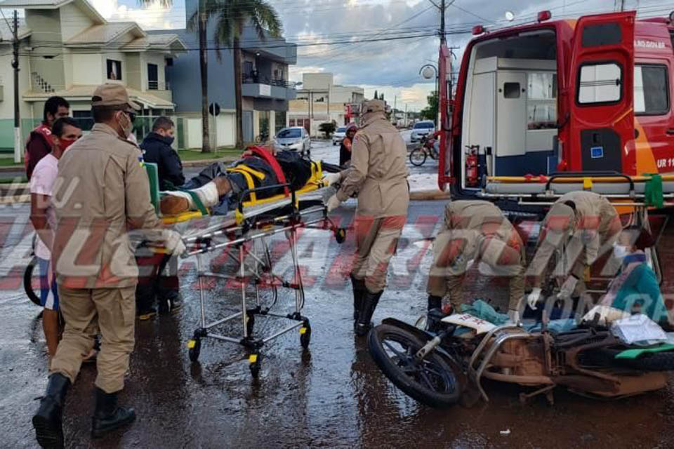 Mototaxista e passageira ficam feridos em colisão com carro