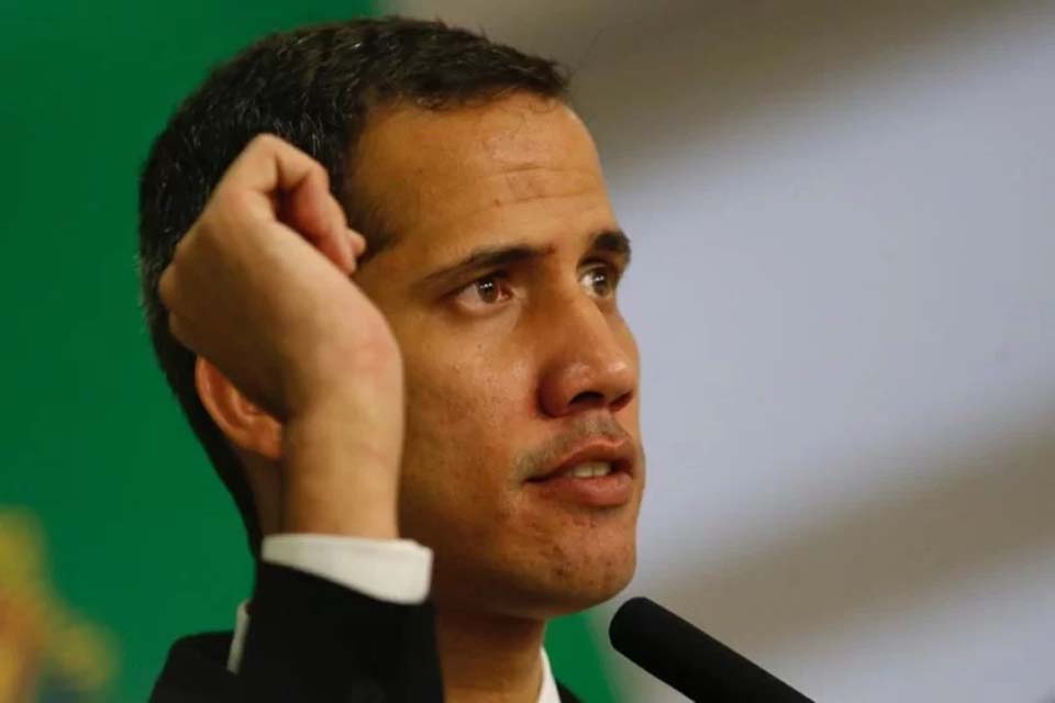 Venezuela emite mandado de prisão contra “ex-presidente” Juan Guaidó