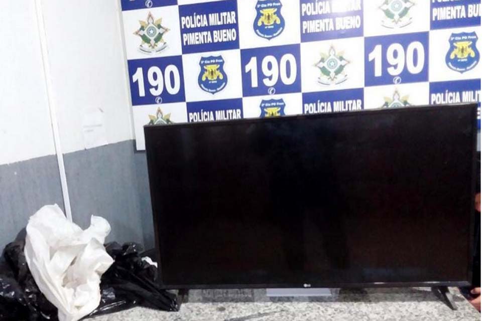 PM flagra homem carregando TV de 43 polegadas e um liquidificador