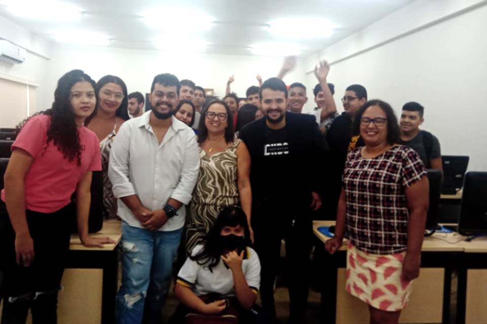 Alunos concluem curso de informática básica e recebem certificados; Curso foi ofertado por parceria entre a Prefeitura de Porto Velho e o Ifro