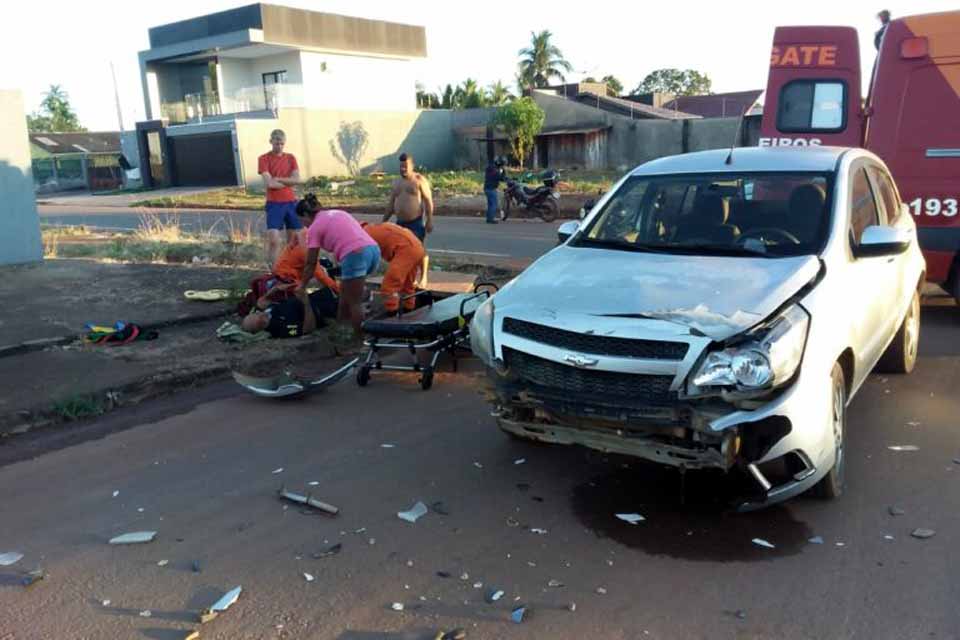 Motociclista é socorrido com suspeita de fratura após colisão em carro