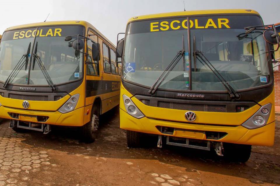 Governo entrega ônibus para atender escolas estaduais de Guajará-Mirim e Nova Mamoré