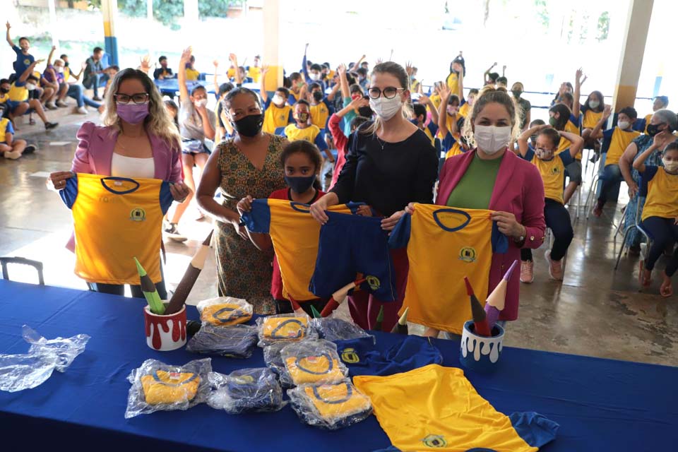 Alunos da Escola Rio Madeira em Porto Velho recebem uniformes escolares