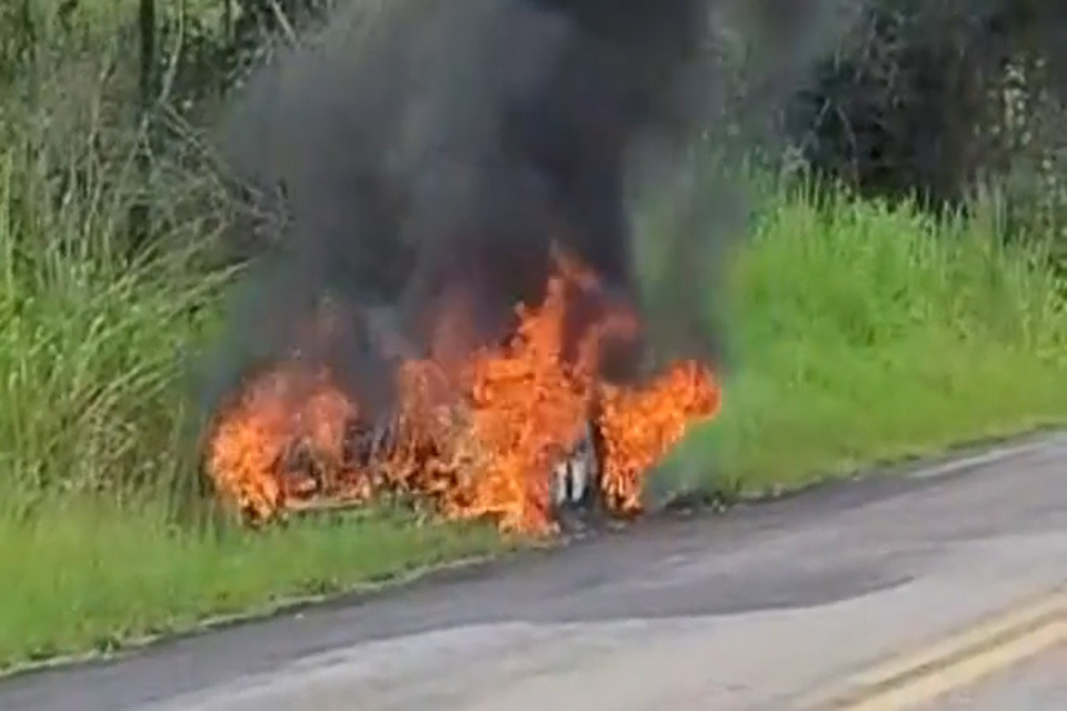  Homem ateia fogo em seu próprio carro na Br-429 sentido Alvorada 