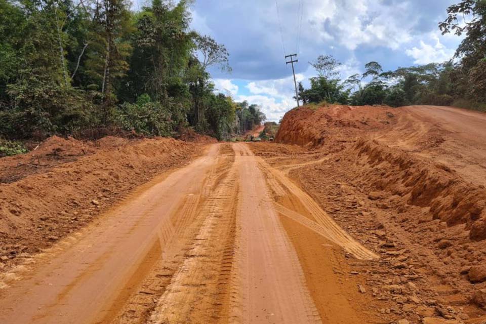 Curvas e morros no km 8 da Rodovia 370 são removidos para melhorar a trafegabilidade