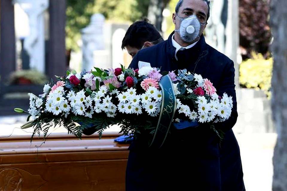 Vítimas do coronavírus são enterradas sem funerais em todo o mundo