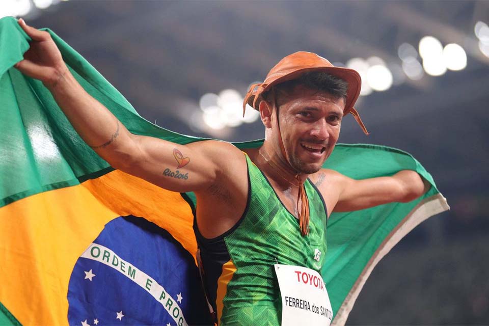 Petrúcio Ferreira é bicampeão nos 100m e quebra recorde na Tóquio 2020