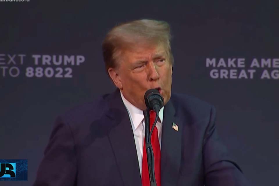 Donald Trump reposta comentário obsceno sobre Kamala Harris e Hillary Clinton em rede social