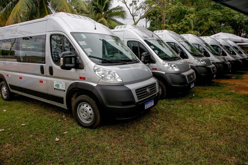 Governo de Rondônia fortalece políticas de assistenciais sociais com novas vans para Apaes   