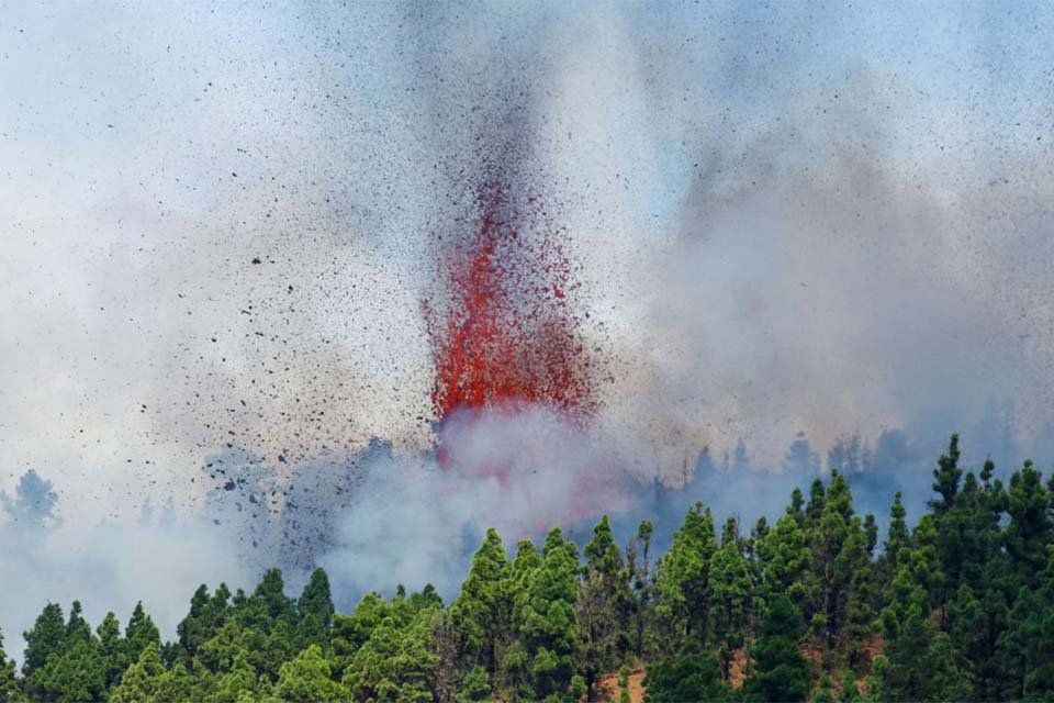 Ilhas Canárias: lava de vulcão continua a se aproximar da água