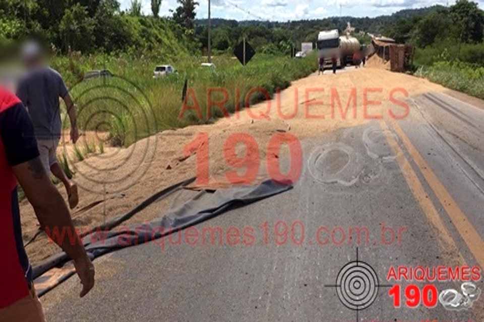 Buraco na pista causa grave acidente entre duas carretas na BR-364