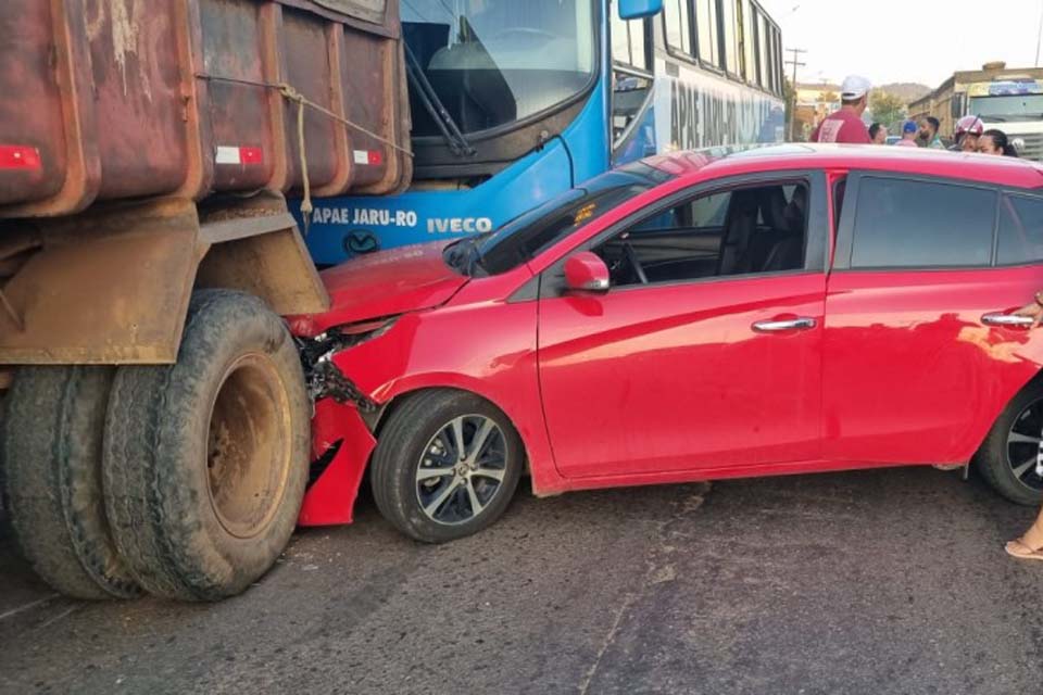 PRF é acionada após acidente com ônibus da APAE e mais três veículos 