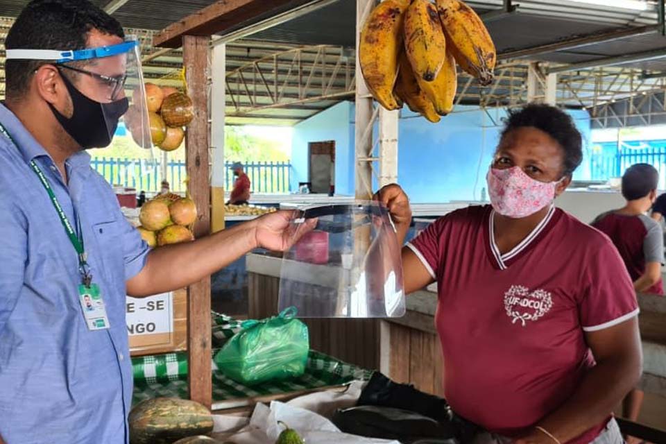 Produtores feirantes de sete municípios recebem doação de mais de 400 protetores faciais