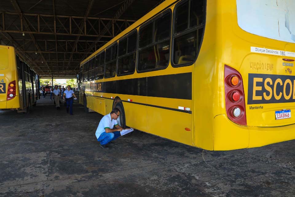 Ônibus escolares passam por vistoria; 73 veículos inspecionados pela Autarquia Municipal de Trânsito e Transportes