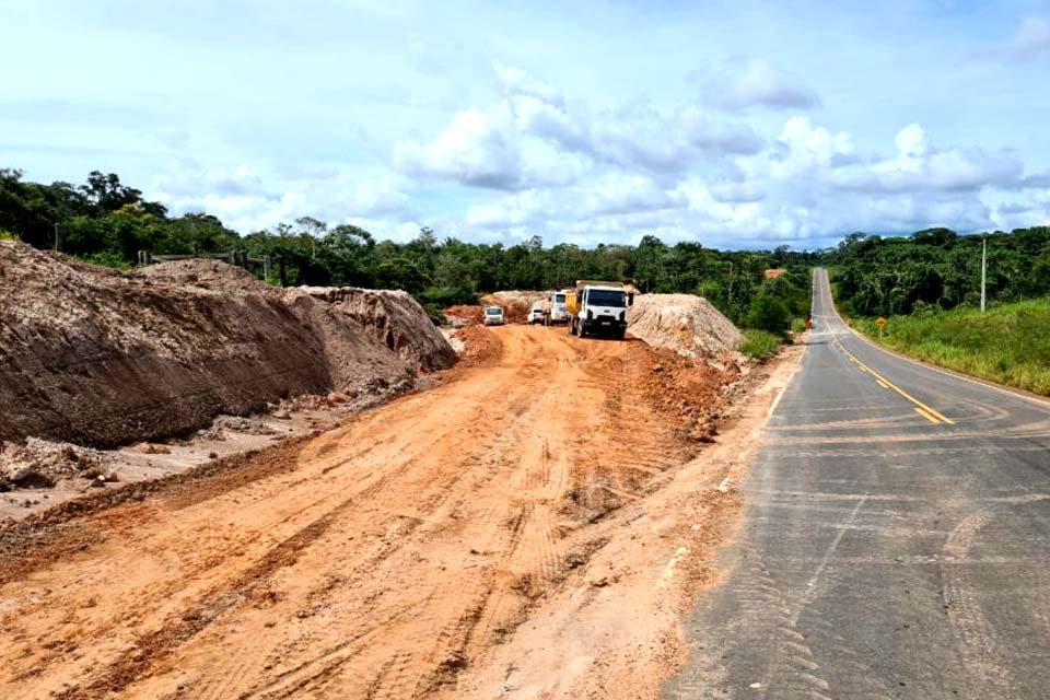  Obra para desvio do trânsito sobre a ponte do rio Canário na Rodovia 391 é executada