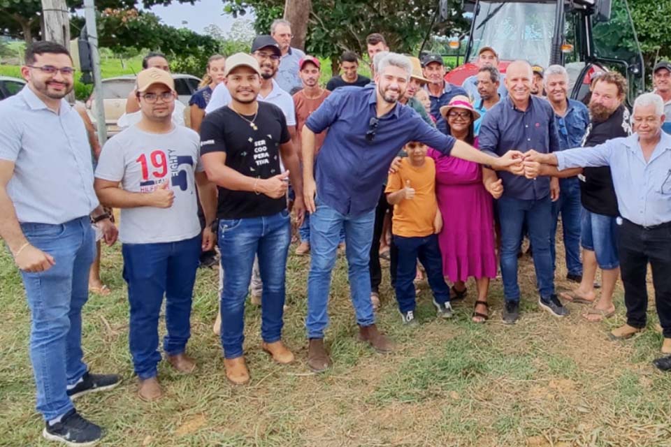 Ezequiel Neiva entrega trator agrícola e grade aradora para associação rural em Machadinho do Oeste