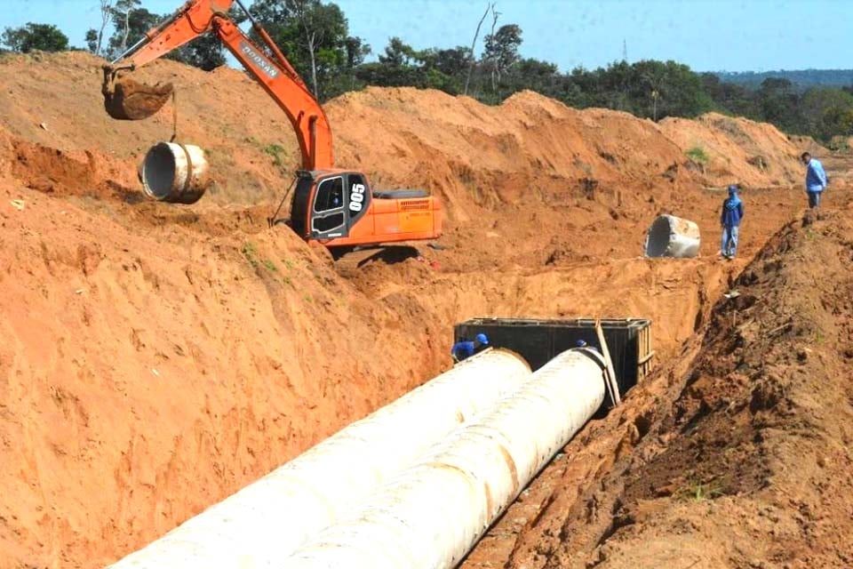 Obras avançam: asfalto, drenagem e escola em construção continuam mesmo no fim de semana