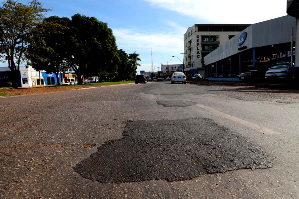 Prefeitura de Porto Velho realiza tapa-buracos na Jorge Teixeira com Rio de Janeiro