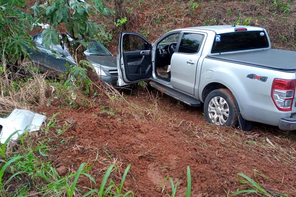 Buraco na pista causa colisão entre veículos na RO 010