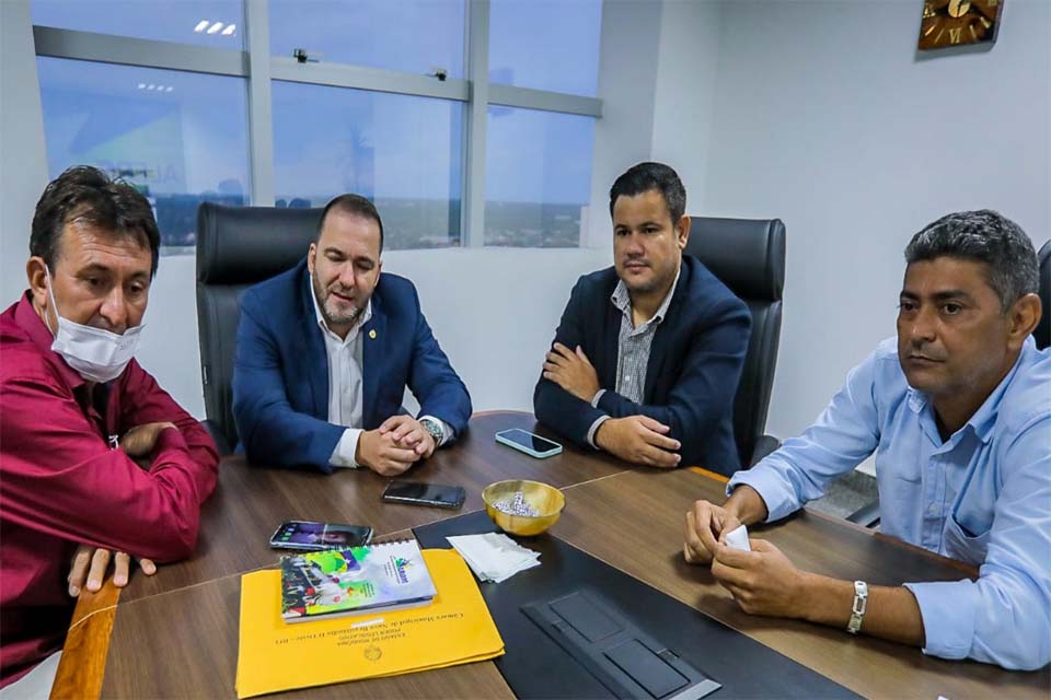 Presidente Alex Redano se reúne com lideranças de Nova Brasilândia do Oeste e discute investimentos no município