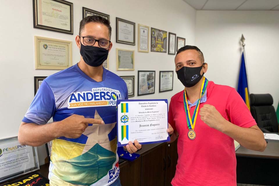 Deputado Anderson realiza entrega de Medalha a eletrotécnico que salvou bebê de sete meses durante incêndio