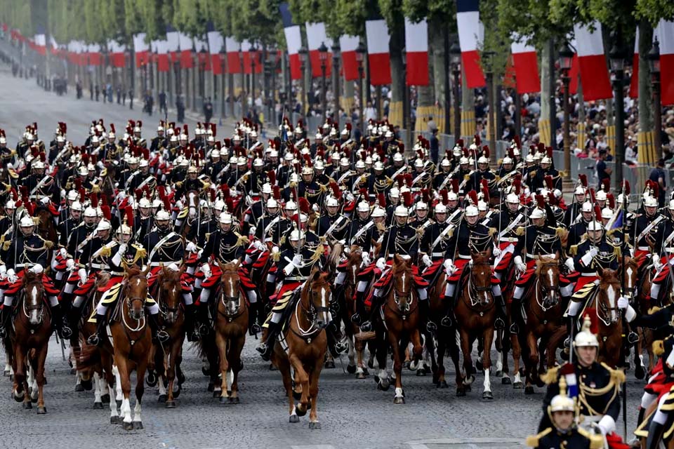 França cancela tradicional desfile militar de 14 de julho devido à pandemia do coronavírus