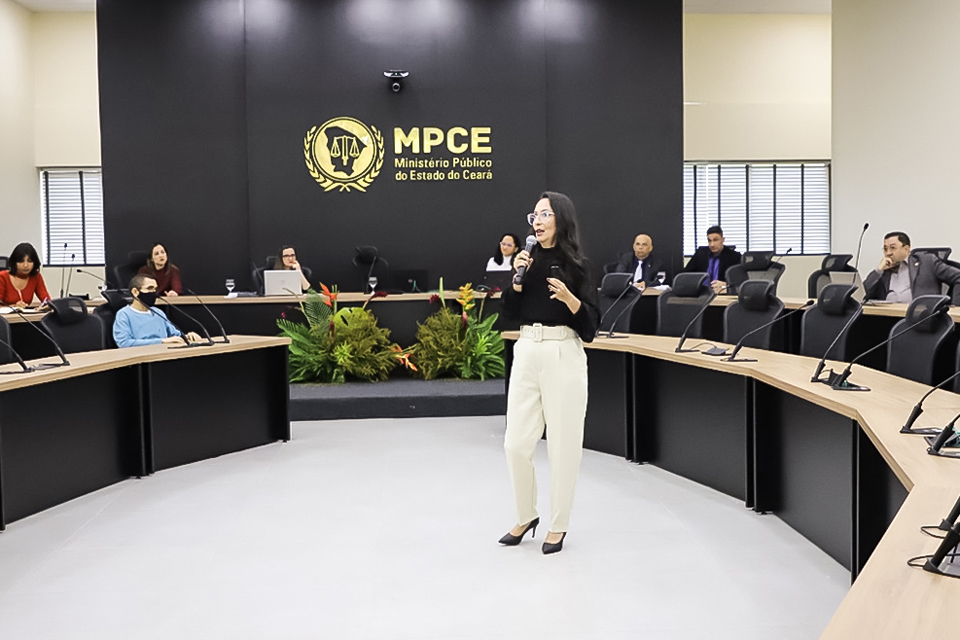 Integrante do MPRO ministra palestra em treinamento para manuseio do Sistema Eletrônico de Execução Unificado (SEEU) no Ceará