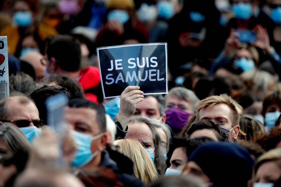 França fecha mesquita em Paris após decapitação de professor