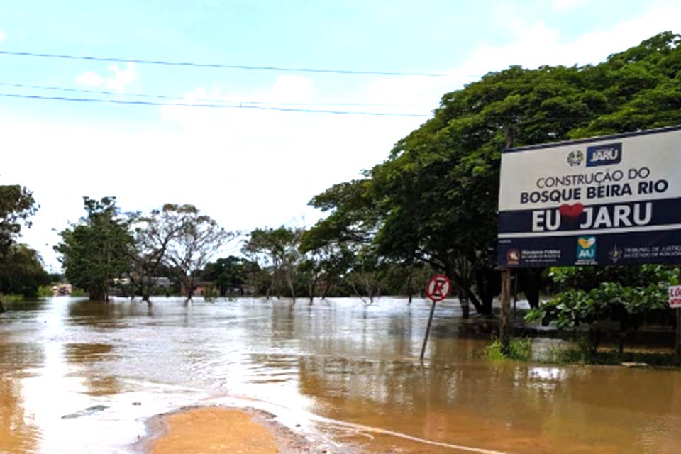 Chuvas eleva o nível do Rio Jaru e ocasiona alagamento em várias residências no município