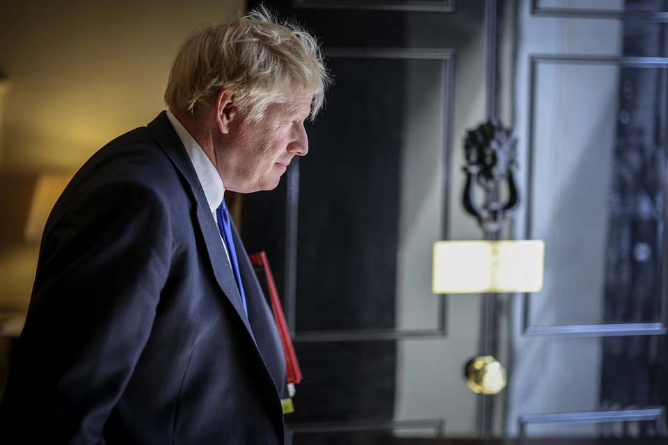 Boris Johnson retorna ao Reino Unido e reforça boatos de candidatura