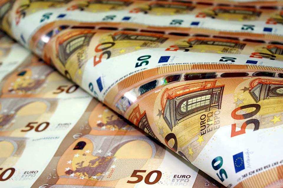 Euro renova menor valor frente ao dólar desde 2002