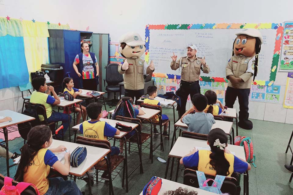 Alunos do Instituto Municipal de Educação (IME) Engenheiro Francisco Erse recebem palestra de segurança no trânsito