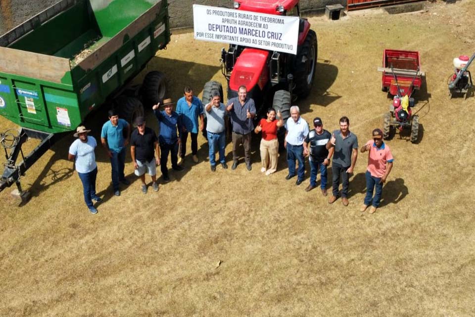 Marcelo Cruz viabiliza chegada de trator para fortalecimento da agricultura familiar em Theobroma