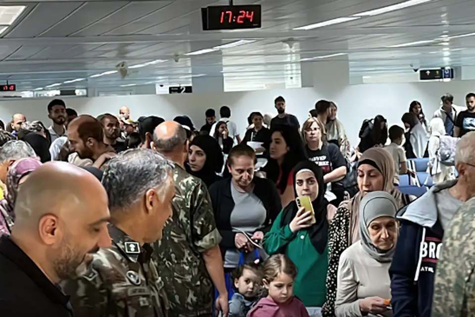 Terceiro voo da FAB sai do Líbano com 218 resgatados a bordo