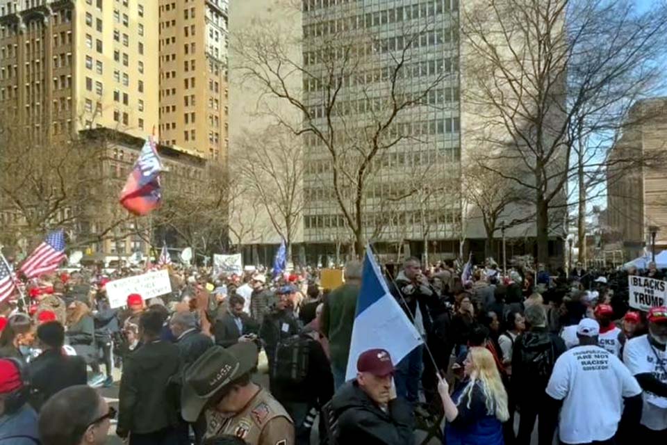 Grupos pró e contra Trump se reúnem nos arredores do tribunal de Manhattan