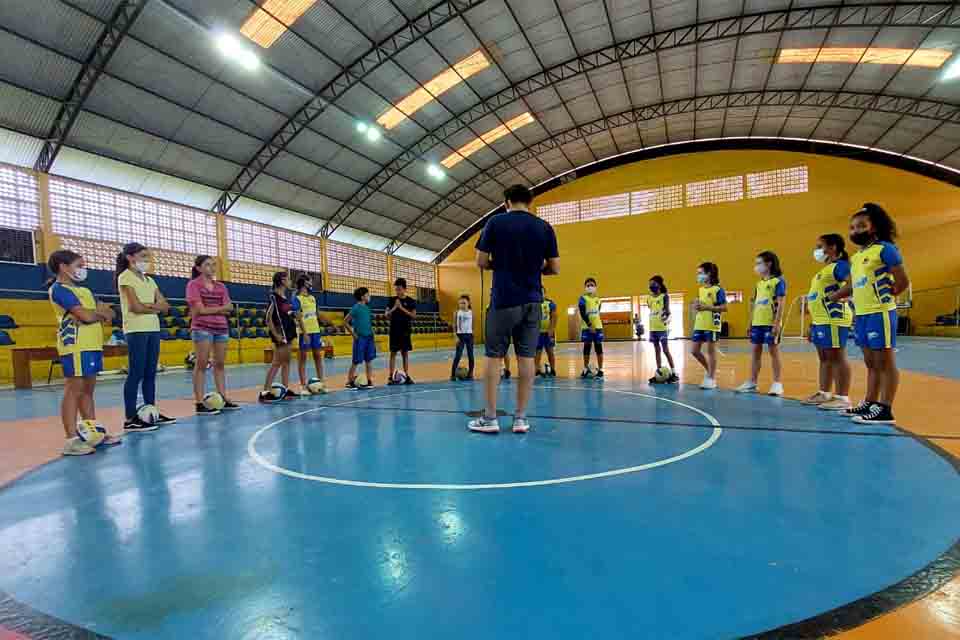 Práticas esportivas auxiliam na formação de pequenos atletas do Talentos do Futuro