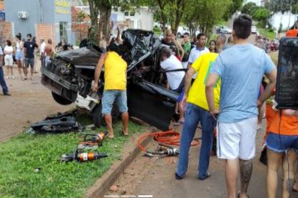 Acidente de carro deixa cinco jovens em estado gravíssimo