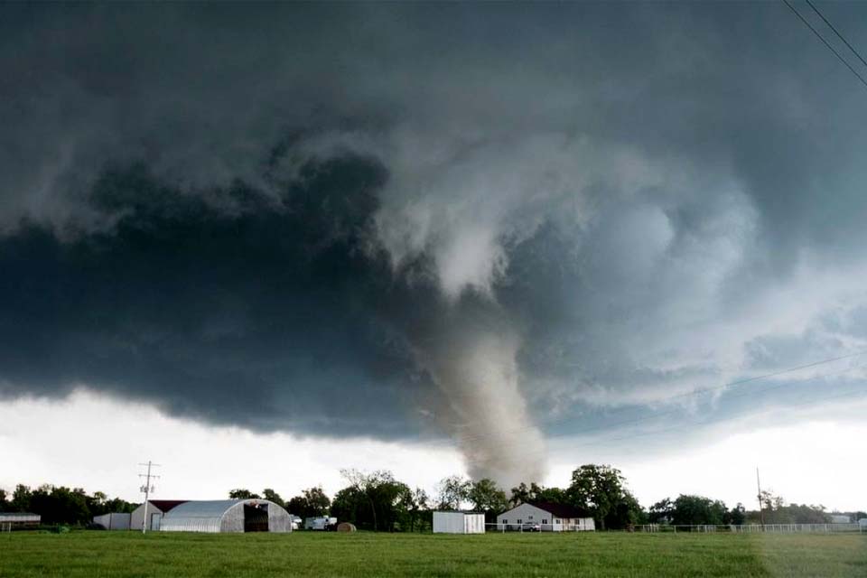 Tornados no sul dos Estados Unidos provocam morte e destruição